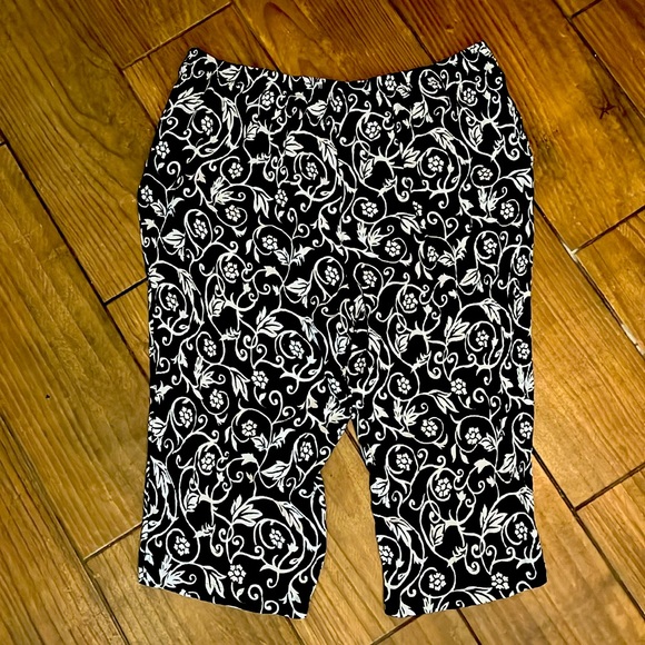 WOMEN’S PLUS SIZE POLYESTER SPANDEX CAPRIS : SIZE 3X - Picture 2 of 2
